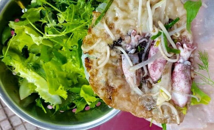 Để thưởng thức món ăn, mọi người cần cuốn bánh vào các loại rau xanh và chấm vào chén nước mắm tương tự như bánh căn.