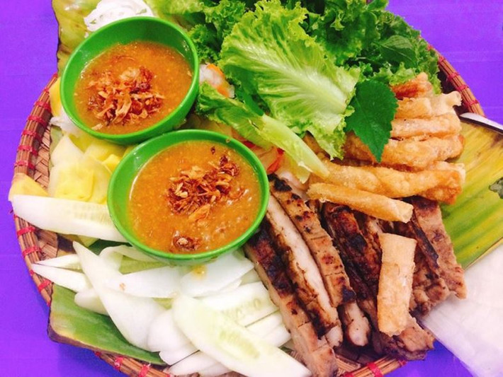 Điểm đặc biệt của món đặc sản Nha Trang này là những que nem làm từ thịt lợn băm nhỏ, ngấm gia vị cháy xèo xèo trên lò nướng bằng than củi nghi ngút khói. Ngoài ra, món này còn có bánh tráng chiên, đậu hũ, cùng với đồ chua làm từ cà rốt, hành tím. Khi ăn, bạn xếp tất cả các thành phần lên miếng bánh tráng, sau đó cuộn tròn lại và và chấm vào chén nước sốt màu cam sóng sánh.