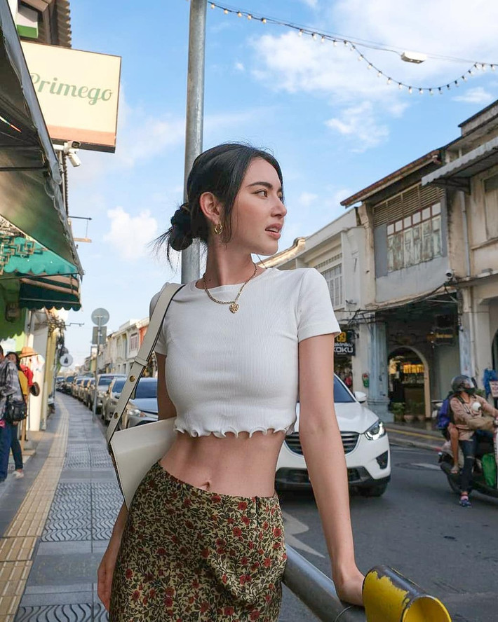 Gu thời trang của cô mang đậm màu sắc trẻ trung, cá tính nhưng không kém phần sang trọng.
