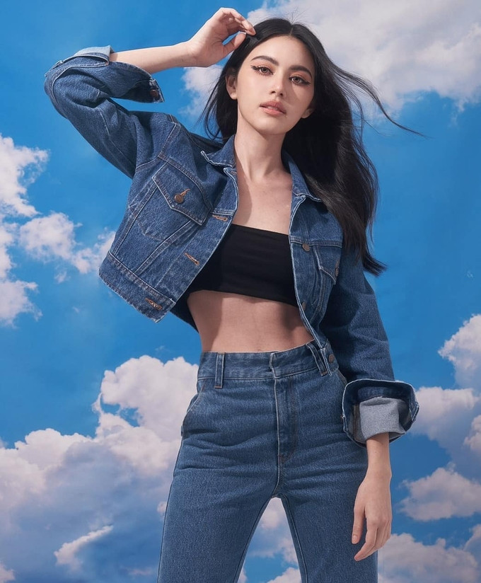 Cô phối thiết kế cúp ngực với quần jeans và áo khoác năng động.