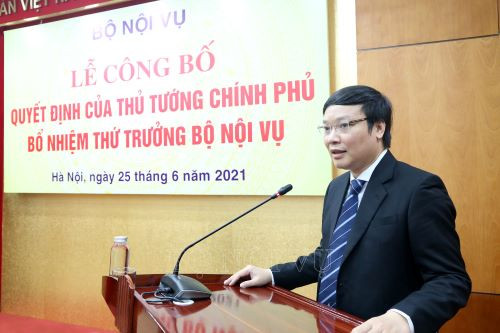 Được biết, ông Trương Hải Long sinh năm 1976, quê xã Yên Trung, huyện Yên Phong, tỉnh Bắc Ninh. Ông Long có trình độ chuyên môn Thạc sĩ Luật, Cao cấp lý luận chính trị, chuyên viên cao cấp Quản lý Nhà nước