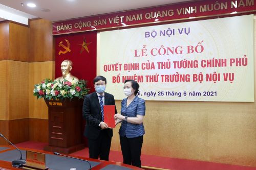 Ông Trương Hải Long hiện đang giữ chức Thứ trưởng Bộ Nội vụ. Trước đó, ông Long từng giữ các chức vụ Phó vụ trưởng Vụ Công chức, Viên chức; Vụ trưởng Vụ Công chức, viên chức Bộ Nội vụ.