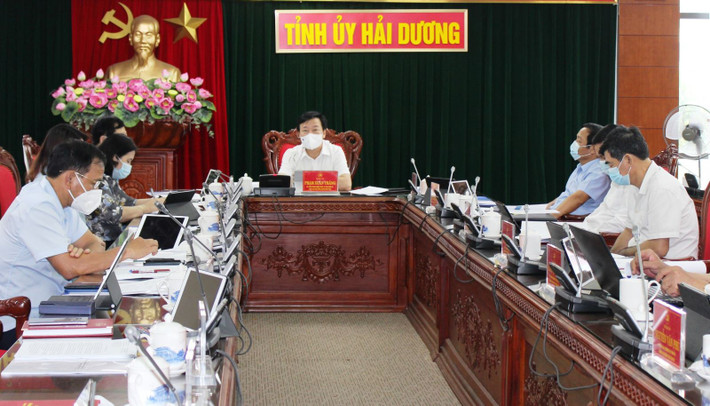 Nhiều vi phạm, khuyết điểm trong công tác phòng, chống dịch. Bộ Chính trị, Ban Bí thư kết luận, Ban Thường vụ Tỉnh ủy Hải Dương nhiệm kỳ 2020-2025 vi phạm nguyên tắc tập trung dân chủ, Quy chế làm việc; thiếu trách nhiệm trong lãnh đạo, chỉ đạo; ban hành nhiều văn bản kết luận có nội dung trái quy định của Đảng, pháp luật của Nhà nước; thiếu kiểm tra, giám sát, không kịp thời phát hiện các vi phạm, khuyết điểm của Ban cán sự đảng UBND tỉnh, UBND tỉnh và nhiều tổ chức đảng, đảng viên trong lãnh đạo, chỉ đạo và tổ chức thực hiện công tác phòng, chống dịch Covid-19.