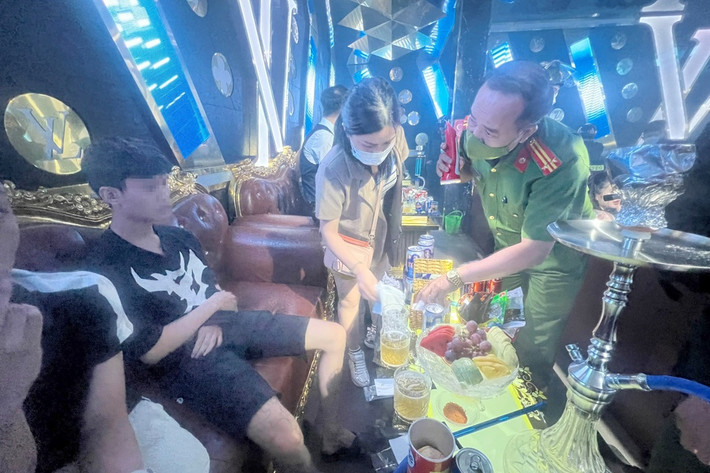 Khoảng 23h30 ngày 17/9, Phòng Cảnh sát điều tra tội phạm về ma tuý Công an tỉnh Đồng Nai phối hợp Phòng Cảnh sát cơ động và Công an huyện Long Thành đột kích quán LV Club ở khu Phước Hải, thị trấn Long Thành, huyện Long Thành kiểm tra hành chính.