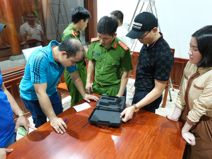 Quá trình ăn uống, giữa Giáp và Đạt xảy ra xích mích, cãi vã liên quan đến nợ nần tiền bạc, sau đó cả hai ra về. Đạt về nhà mình lấy 1 khẩu súng CZ75 cùng nhiều viên đạn đi đến nhà Giáp. Khi đến nơi, Đạt gọi Giáp mở cổng để vào nói chuyện. Lúc này, Giáp lấy trong nhà ra 1 khẩu súng AK đến cạnh Đạt, giơ súng lên trời và bắn liên thanh gây ra 6 tiếng nổ, rồi cả 2 tiếp tục vào nói chuyện nợ nần, sau đó ra về. Sau khi thực hiện hành vi phạm tội, để tránh bị phát hiện, các đối tượng đã thống nhất khai báo, bưng bít thông tin, đồng thời cất giấu và tẩu tán hai khẩu súng cùng nhiều viên đạn.