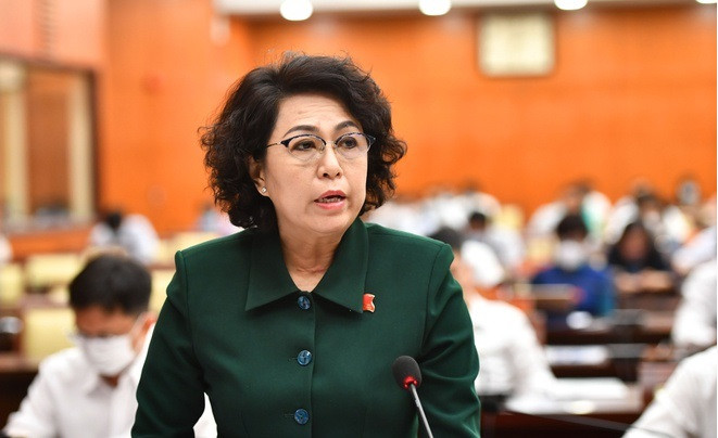 Đại biểu Tô Thị Bích Châu (TPHCM): “Chưa thấy giải pháp thấy thúc đẩy sự mạnh dạn, ý thức của các bộ ngành, địa phương, nhất là các đơn vị tham mưu, để thấy được trách nhiệm của các cơ quan này trong việc tham mưu cho Chính phủ chỉ đạo, hướng dẫn. Không phải cứ khó thì về địa phương, dễ và đúng quy định thì Trung ương làm. Với những việc mà địa phương cần xin ý kiến trong tình cảnh “nước sôi lửa bỏng”, cần cơ chế cho sự đột phá”.