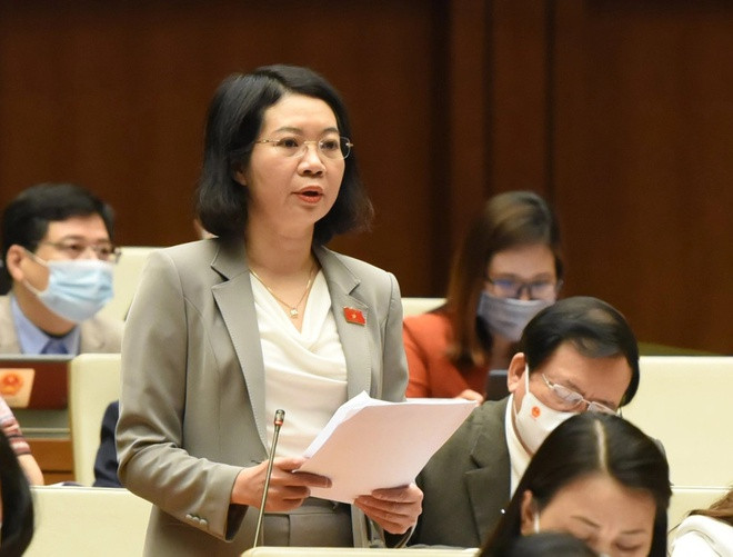Đại biểu Mai Thị Phương Hoa, Phó chủ nhiệm Ủy ban Tư pháp: “Lần đầu tiên, Tổng bí thư 2 lần có lời kêu gọi cùng chống dịch, tạo nên sức mạnh đoàn kết toàn dân tộc. Lần đầu tiên biến chủng Delta với tốc độ lây lan cực nhanh và phức tạp xuất hiện. Lần đầu tiên chiến dịch tiêm chủng toàn quốc lớn nhất được thực hiện và cũng lần đầu tiên, quân đội có cuộc điều quân lớn chưa từng có”.