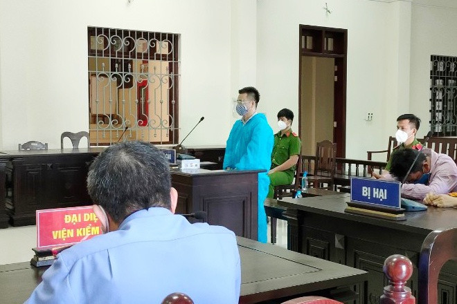 Tăng án tù thầy giáo dâm ô học sinh ở Tây Ninh. Ngày 5/11, TAND tỉnh Tây Ninh mở phiên xét xử phúc thẩm và tuyên án 8 năm tù giam đối với bị cáo Nguyễn Hoàng Nhựt (39 tuổi, giáo viên trường THCS Phước Minh), tăng 1 năm tù giam so với án sơ thẩm. Nhựt đã quan hệ tình dục, dâm ô nhiều nam sinh trường THCS Phước Minh, huyện Dương Minh Châu (Tây Ninh) gây bức xúc dư luận.