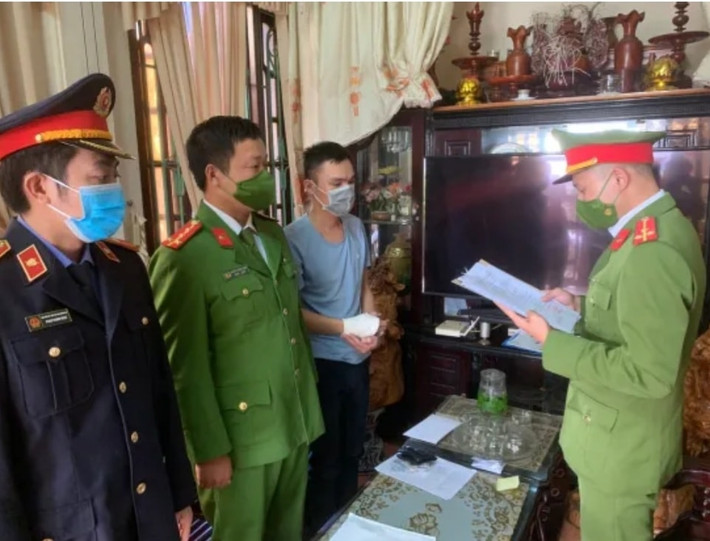 Nguyên cán bộ ngân hàng chiếm đoạt hàng chục tỷ đồng. Cơ quan Công an tỉnh Quảng Bình vừa khởi tố bị can, bắt tạm giam Phạm Duy Khánh (SN 1991, thị trấn Hoàn Lão, huyện Bố Trạch) về hành vi lừa đảo chiếm đoạt tài sản. Khánh từng là cán bộ Kho quỹ của Phòng giao dịch của một ngân hàng tại địa bàn huyện Bố Trạch. Từ 3 đến 10/2020, nhiều người gửi tiền cho Khánh để đáo hạn vay ngân hàng lấy lãi đã bị Khánh chiếm đoạt. Chỉ riêng 13 người tố cáo Khánh, số tiền đã hơn 19 tỷ đồng.