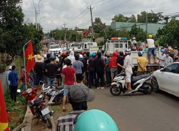 Bằng các biện pháp nghiệm vụ, đến khoảng 12h cùng ngày, lực lượng công an đã bắt được đối tượng, bảo đảm an toàn tính mạng người dân. Tại hiện trường, lực lượng công an thu giữ một súng đạn bắn chì, hai chai xăng tự chế.
