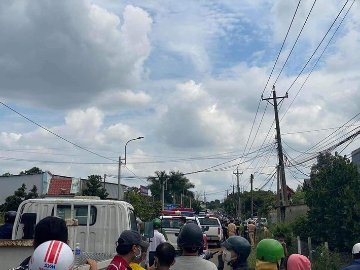 Tuy nhiên, khi đi được khoảng 2km, ông Long đã tìm cách bỏ chạy, để lại xe máy. Đối tượng Hoàng Anh tiếp tục cướp xe máy của ông Long chạy về nhà ở xã Xuân Bắc, huyện Xuân Lộc. Khi về đến nhà, Hoàng Anh lại dùng súng khống chế em trai là Đinh Ngọc Lê Duy Anh yêu cầu lấy xe tải chở đi trốn.