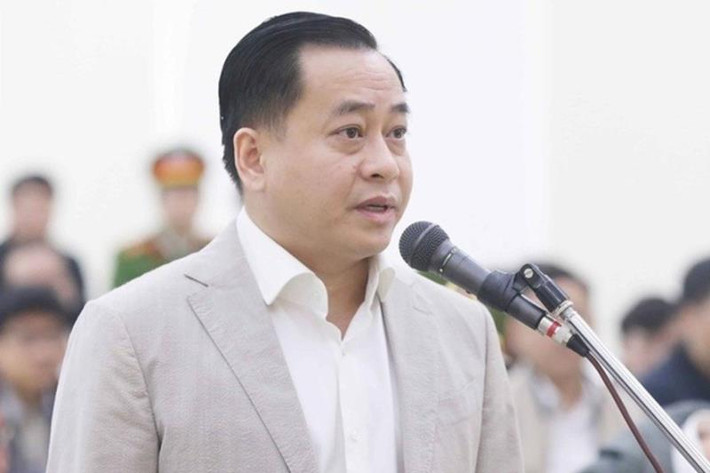 Trước khi bị tuyên án trong vụ án trên, Phan Văn Anh Vũ đã phải nhận 4 bản án. Cụ thể, ngày 31/10/2018, TAND cấp cao tại Hà Nội mở phiên tòa xét xử phúc thẩm theo đơn kháng cáo xin giảm nhẹ hình phạt của bị cáo Phan Văn Anh Vũ về tội “Cố ý làm lộ bí mật Nhà nước”. Hội đồng xét xử chấp nhận một phần kháng cáo, sửa bản án sơ thẩm, tuyên Phan Văn Anh Vũ 8 năm tù về tội “Cố ý làm lộ bí mật Nhà nước”.