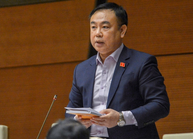 Đại biểu Nguyễn Công Long (Đồng Nai): “Hàng vạn bác sĩ, nhân viên y tế không quản hy sinh gian khổ, đã và đang ngày đêm xông pha nơi tuyến đầu chống dịch, điều trị, chăm sóc cho đồng bào, đồng chí. Những hy sinh, cống hiến đó, Nhân dân mãi khắc ghi…”.