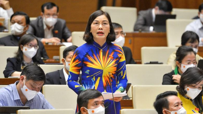 Đại biểu Nguyễn Thị Xuân (Đắk Lắk): “Chính phủ cần có chính sách khuyến khích hơn nữa về vật chất, tinh thần, khen thưởng, ghi công đối với các y bác sĩ, nhân viên y tế, những chiến sĩ áo trắng, cán bộ chiến sĩ quân đội, công an phải xa gia đình trong thời gian dài, chấp nhận hy sinh, kiên cường bám trụ, bất chấp hiểm nguy, chiến đấu quên mình vì sức khỏe, tính mạng của người dân. Có người đã vĩnh viễn ra đi”.