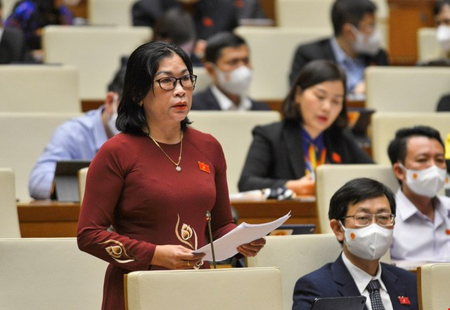 Đại biểu Bố Thị Xuân Linh (Bình Thuận): “Ngành y tế không ngại khó khăn, hiểm nguy, luôn đi đầu trong phòng, chống dịch đã tập trung mọi nguồn lực, quyết liệt để triển khai các biện pháp cấp bách phòng, chống dịch”.