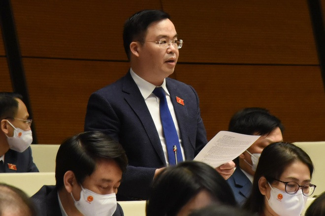 Đại biểu Trần Văn Khải (Hà Nam): “Cuộc chiến với đại dịch COVID-19 không phải là một quy trình chuẩn tắc mà là một hành trình đầy thách thức, khắc liệt và khó lường. Cuộc chiến với đại dịch COVID-19 dù khắc nghiệt đến đâu và gây tổn thất đến mức nào cũng không làm cho đất nước chúng ta bị tê liệt, chia rẽ”.