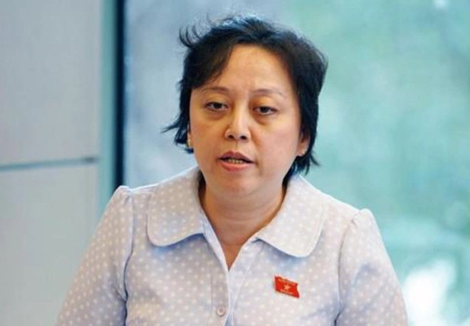 Đại biểu Phạm Khánh Phong Lan (TP HCM): “Chưa có giai đoạn nào như giai đoạn dịch bệnh vừa qua, Bộ Y tế rất vất vả, không chỉ làm nhiệm vụ chỉ đạo về pháp lý, hướng dẫn cho các địa phương mà thực sự Bộ Y tế cũng đã vào cuộc”; “Chúng ta cho rằng COVID-19 thì nhà nước, ngân sách lo nhưng phân công giữa ngân sách và bảo hiểm chưa có rõ ràng. Vì vậy, bệnh viện rất khó khăn trong việc thanh toán. Đồng thời, đôi khi chúng ta bỏ quên lực lượng y tế tư nhân, hệ thống y tế tư nhân chưa được huy động kịp thời, chưa có được những cơ chế để tham gia phòng chống dịch".