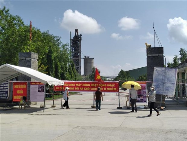 Bức xúc do ô nhiễm, dân chặn cổng 3 nhà máy xi măng ở Quảng Bình. Từ ngày 4 đến 7/11, nhiều người dân ở thôn Áng Sơn (xã Vạn Ninh, huyện Quảng Ninh, tỉnh Quảng Bình) đã căng dây, treo khẩu hiệu trước cổng và chốt chặn cổng vào của 3 nhà máy sản xuất ximăng đóng trên địa bàn gồm ximăng Áng Sơn; Nhà máy ximăng ViCem (Đà Nẵng) và Công ty ximăng Sông Gianh. Người dân hy vọng các cơ quan chức năng có hướng giải pháp để người dân không còn phải chịu cảnh ô nhiễm này. Lãnh đạo huyện Quảng Ninh để giải quyết vụ việc. (Ảnh: TTXVN).