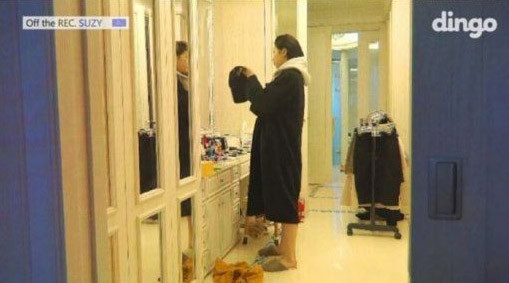 Một số fan tỏ ra không bằng lòng vì Suzy tiết lộ những việc cá nhân quá, nhưng cũng có người lại đánh giá cao sự cởi mở này.