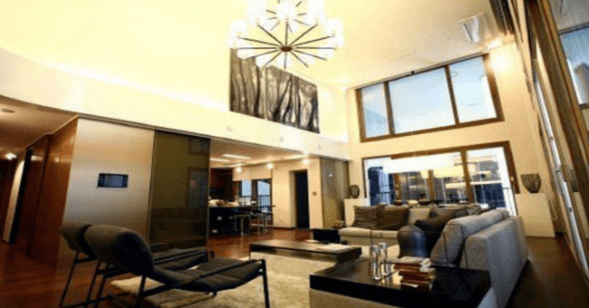 Căn hộ nằm ở một trong những khu vực giàu có nhất Seoul và được nữ ca sĩ 22 tuổi lần đầu khoe trong chương trình truyền hình thực tế Off the REC. Từ cách kê đồ tới trang trí, ca sĩ Suzy đều theo style thanh lịch.