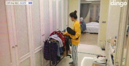 Trong tập này của Off the REC, chương trình truyền hình thực tế còn cho mọi người xem một ngày sinh hoạt tại gia của Suzy thế nào, từ đánh răng, uống nước cho tới lên giường đi ngủ.