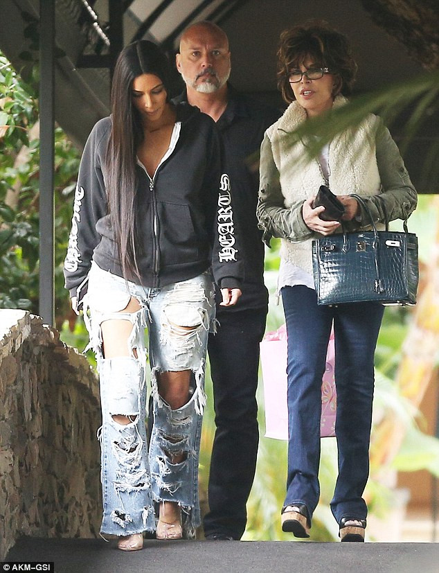 Một tháng sau vụ cướp ở Paris, Kim Kardashian lại phải chăm chồng, rapper Kanye West khi anh bị kiệt sức. (Ảnh: AKM-GSI)