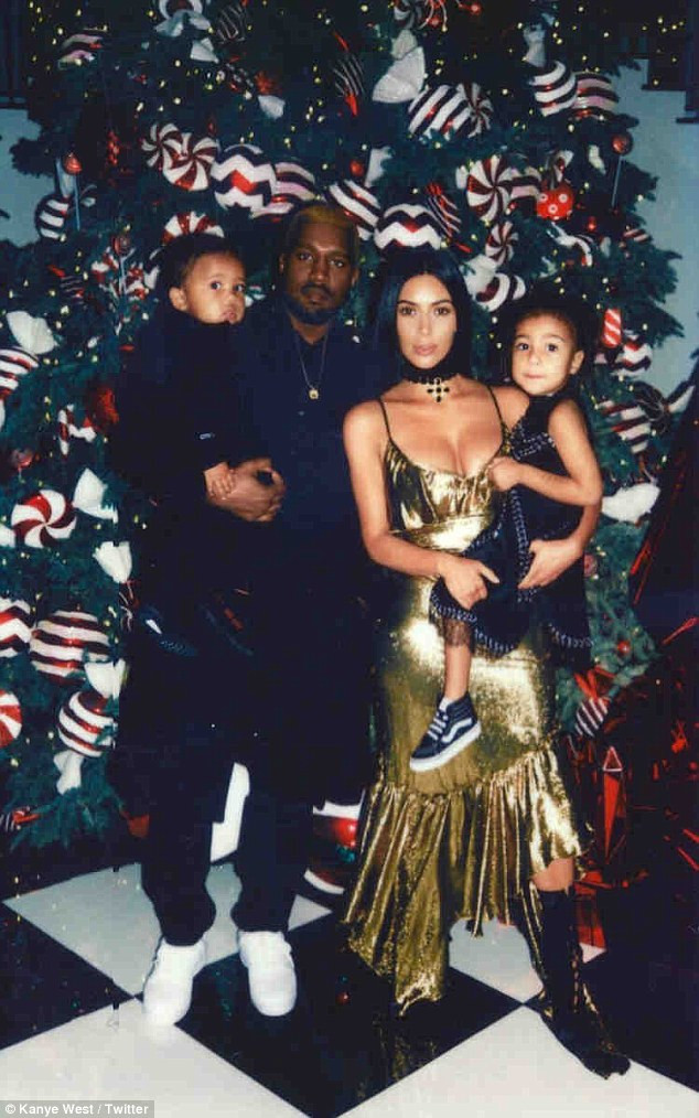 Trong khi đó, Kanye West khoe ảnh gia đình trong dịp Giáng sinh trên Twitter, đập tan tin đồn vợ chồng anh sắp ly hôn. (Ảnh: Twitter)
