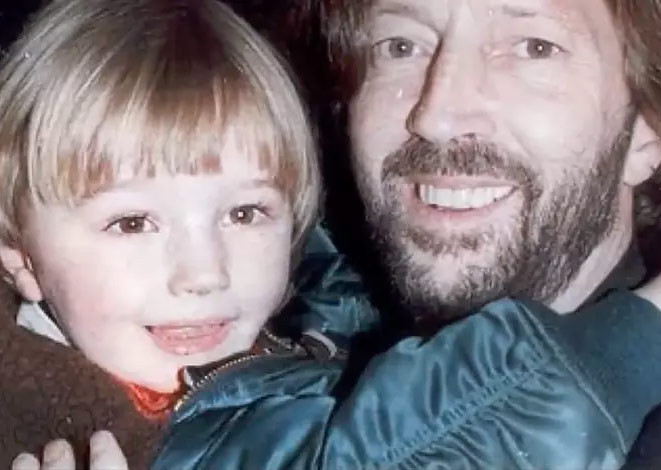Con trai của ngôi sao ca nhạc Eric Clapton đã tử nạn khi ngã từ cửa sổ căn hộ ở Manhattan xuống đất. Lúc đó cậu bé mới 4 tuổi. Cái chết đau đớn của con trai đã khiến Clapton sáng tác ra bài hát nổi tiếng Tears in Heaven. Sau cái chết của cậu bé, Eric sinh thêm ba con gái với vợ hai, Melia McEnery. (Ảnh: Youtube)