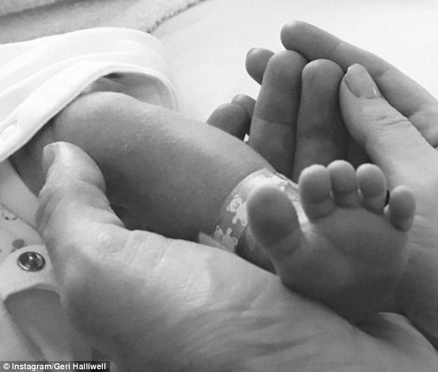 Bé Montague George Hector Horner chào đời sáng 21/1/2017, nặng 3,2kg. (Ảnh: Instagram)