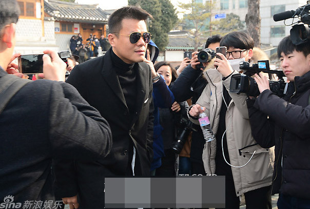Bi Rain và Kim Tae Hee cũng mời rất ít bạn bè thân tới dự đám cưới, trong đó có Park Jin Young - ông chủ JYP Entertainment. (Ảnh: Sina)