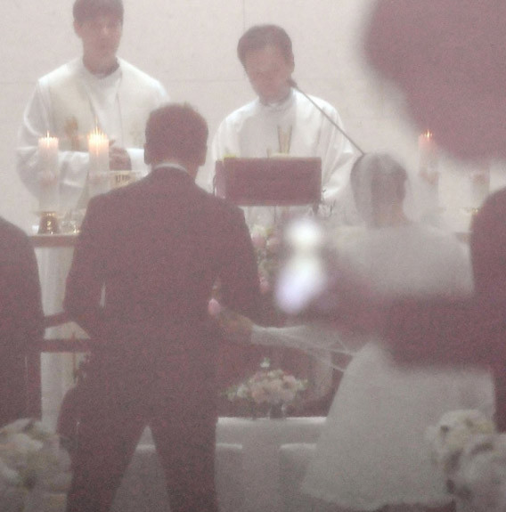 Giây phút cô dâu và chú rể nói lời thề nguyền trong đám cưới bí mật tại nhà thờ Gahoe-dong. Kim Tae Hee và Bi Rain không muốn tổ chức đám cưới ồn ào vì hiện tại kinh tế đất nước đang gặp khó khăn. (Ảnh: Sina)