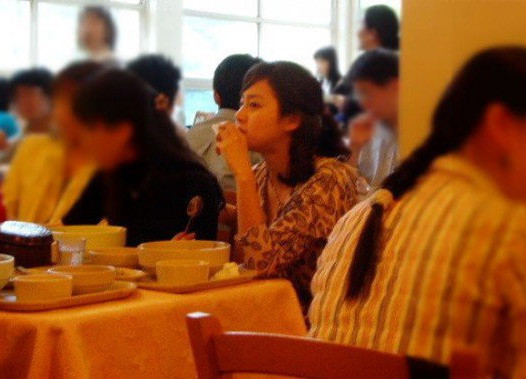 Khuôn mặt của Kim Tae Hee thời học sinh bầu bĩnh hơn bây giờ.