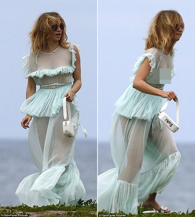 Người mẫu Suki Waterhouse mặc chiếc váy dài xuyên thấu nhưng không mặc nội y và chỉ một phút hớ hênh cô đã bị hở trọn một bên ngực.