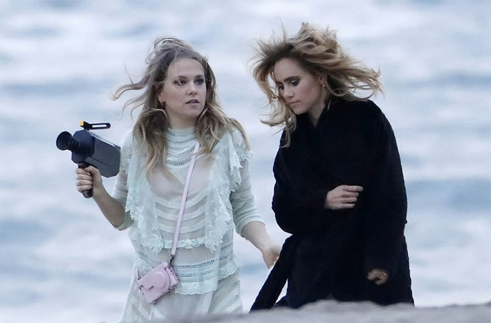 Suki Waterhouse bắt đầu nghiệp mẫu từ năm 16 tuổi. Năm 19 tuổi cô được chọn làm người mẫu nội y cho thương hiệu Marks and Spencer.