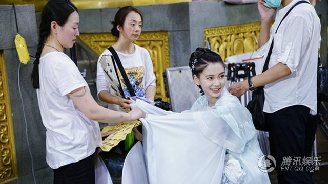 Không chỉ cưỡi ngựa, có những hôm, bà bầu Angelababy ngày nào cũng phải làm việc trên phim trường nóng tới 45 độ C.