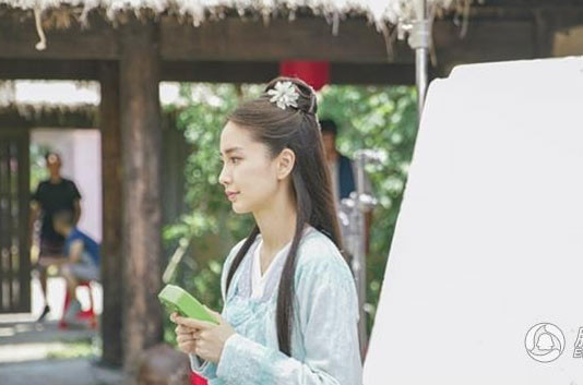 Mặc dù vẫn bị chê là bình hoa di động nhưng Angelababy vẫn là gương mặt diễn viên được nhiều khán giả yêu thích và mong ngóng. Đặc biệt với thông tin cô mang thai khi diễn thì nhà sản xuất càng hy vọng rating của bộ phim sẽ cao hơn.