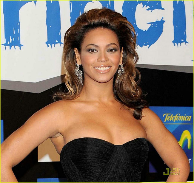 Riêng năm 2008, tạp chí Forbes ước tính thu nhập của Beyonce khoảng 80 triệu USD từ âm nhạc, đi tour, phim ảnh và các thương hiệu quần áo thời trang do cô gây dựng nên. Năm 2008, Beyonce là ca sĩ có thu nhập cao nhất thế giới, hơn cả hai tên tuổi lẫy lừng Madonna và Celine Dion. (Ảnh: JustJared)