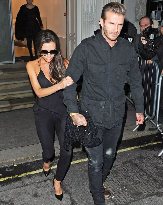 Victoria Beckham bị bắt gặp say khướt khoác tay chồng bước ra khỏi một bữa tiệc lúc 2 giờ sáng. Và có lẽ uống nhiều quá nên cô đổ rượu làm ướt cả quần. (Ảnh: wennermedia)