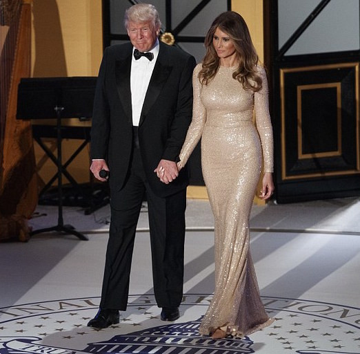 Bà Melania chọn chiếc đầm dạ hội lóng lánh Reem Acra để mặc trong buổi tiệc tối trước khi diễn ra lễ nhậm chức của ông Donald Trump. (Ảnh: Koko TV)