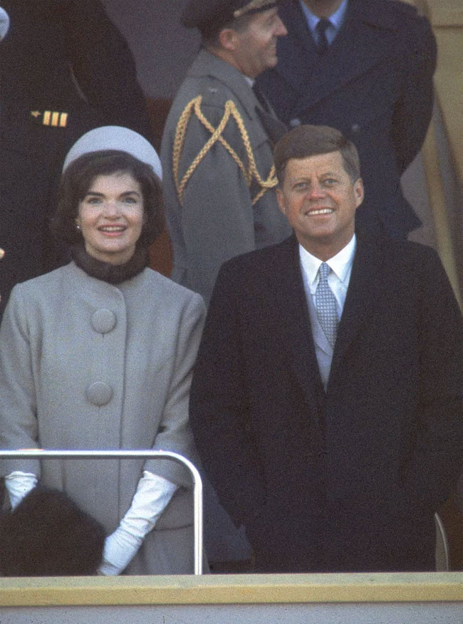 Nhiều người đã so sánh style của tân đệ nhất phu nhân Mỹ giống với style của bà Jackie Kennedy trong lễ nhậm chức của Tổng thống Kennedy năm 1961. (Ảnh: Getty)