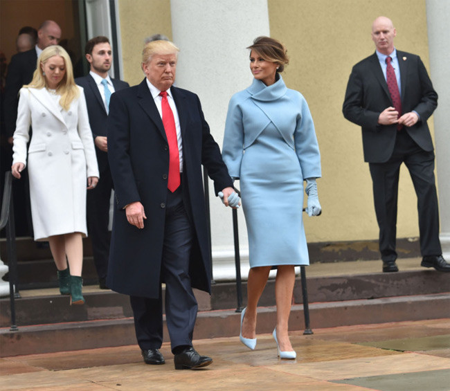 Đệ nhất phu nhân Mỹ, bà Melania Trump đã chọn cho mình phong cách thời trang lịch lãm với tất cả những trang phục bà chọn mặc trong lễ tuyên thệ nhậm chức của chồng, Tổng thống Mỹ Donald Trump. (Ảnh: New York Magazine)