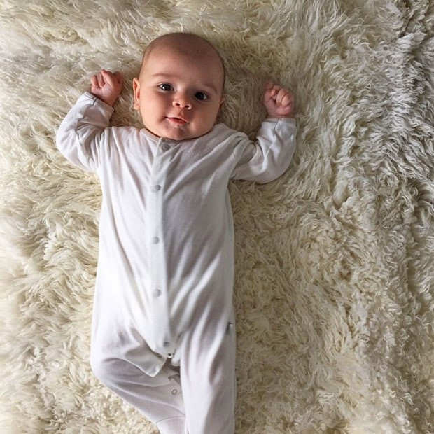 Cậu con trai thứ ba của Kourtney, bé Reign Disick chào đời đúng ngày sinh nhật của anh trai Mason. (Ảnh: Instagram)