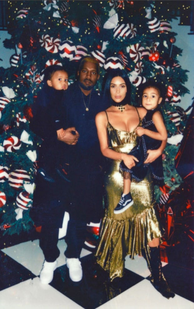 Gia đình nhỏ của Kim Kardashian chụp ảnh kỷ niệm trong dịp Noel 2016. (Ảnh: Twitter)