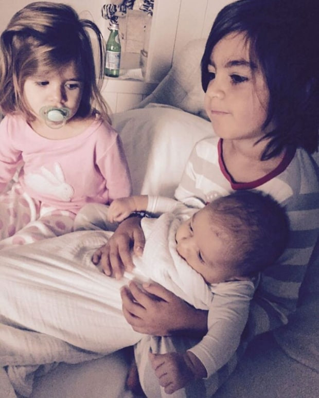 Kourtney và người tình Scott Disick nhiều phen chia tay rồi lại tái hợp và ba đứa con xinh như thiên thần là sợi dây gắn kết họ lại với nhau. (Ảnh: Instagram)