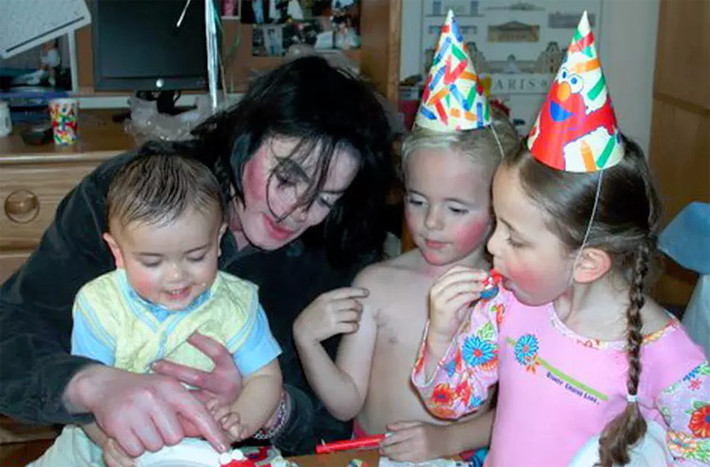 Ba đứa con của Michael Jackson đều sống rất biệt lập, trong thế giới của Neverland. Con trai cả của Michael Jackson từng có 6 vú em, 6 y tá chăm sóc để đảm bảo 24 giờ trong ngày luôn có người chăm sóc. Những người này có nhiệm vụ mỗi một tiếng lại kiểm tra chất lượng không khí trong phòng một lần. Thậm chí họ còn phải khử trùng và xếp lại đồ chơi của Prince vứt bữa bãi mỗi tối vào đúng vị trí vào sáng hôm sau. Ba con của Michael hiếm khi ra khỏi bức tường Neverland, học cũng mời gia sư về dạy tại nhà. (Ảnh: today.com)