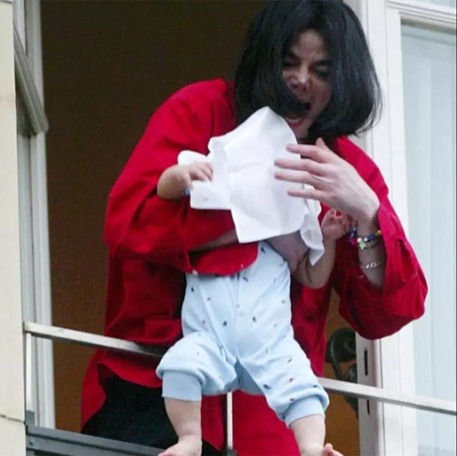 Michael Jackson muốn được trở thành cha chứ không muốn có con. Một năm sau khi bị kiện tội lạm dụng tình dục trẻ em, năm 1994, Michael Jackson kết hôn với Lisa Marie Presley. Lisa đã từ chối việc có con với Michael vì theo cô, Michael chưa đủ chín chắn để làm cha. Sau khi chia tay Lisa, Jackson kết hôn với nữ y tá da liễu Debbie Rowe, lúc đó Debbie đã mang thai con trai Prince của Michael và sau đó là con gái Paris. Nhiều người cho rằng nữ y tá Debbie thực chất chỉ là người đẻ thuê cho Michael. (Ảnh: forum.bodybuilding.com)