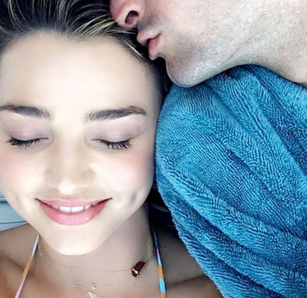 Siêu mẫu Miranda Kerr được bạn trai tỷ phú cầu hôn bằng chiếc nhẫn kim cương khổng lồ. Người đẹp 33 tuổi đã nhận lời cầu hôn của Evan Spiegel sau 1 năm hẹn hò. (Ảnh: Instagram)