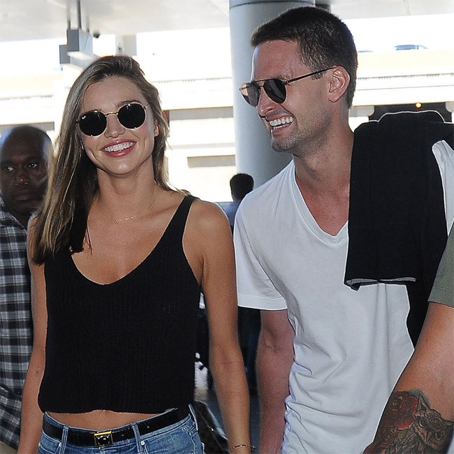 Miranda Kerr và người tình tỷ phú Evan Spiegel công khai quan hệ khi cùng nhau xuất hiện vào tháng 6/2015, sau lần gặp gỡ đầu tiên trong một bữa tối do thương hiệu Louis Vuitton tổ chức ở New York năm 2014. (Ảnh: Life & Style)