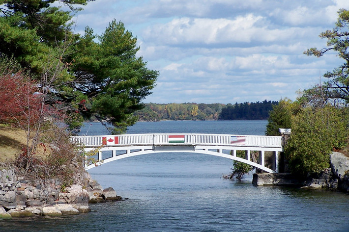 Hòn đảo lớn hơn thuộc về Canada, hòn đảo nhỏ thuộc về Mỹ. Chiếc cầu đi bộ nhỏ xíu nối liền hai đảo được xem là chiếc cầu quốc tế ngắn nhất trên thế giới. Ảnh: IT.