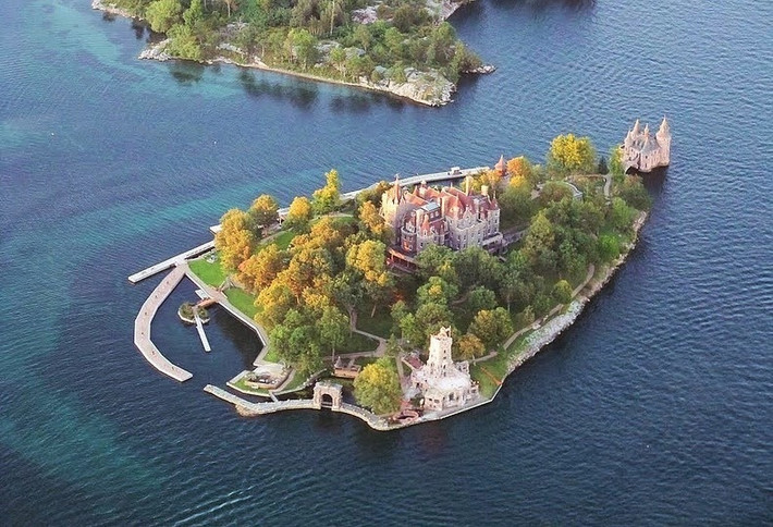 Sẽ là một thiếu sót nếu đến Thousand Islands mà không ghé thăm lâu đài Boldt. Nó được xem là trái tim của “Ngàn đảo”, nơi lưu giữ câu chuyện tình lãng mạn chờ du khách khám phá.